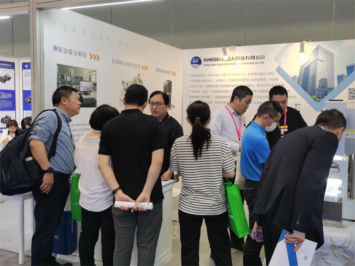 國辰展位上，到訪客戶圍觀、了解產(chǎn)品